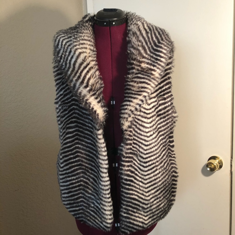 B B Dakota ladies vest size small.